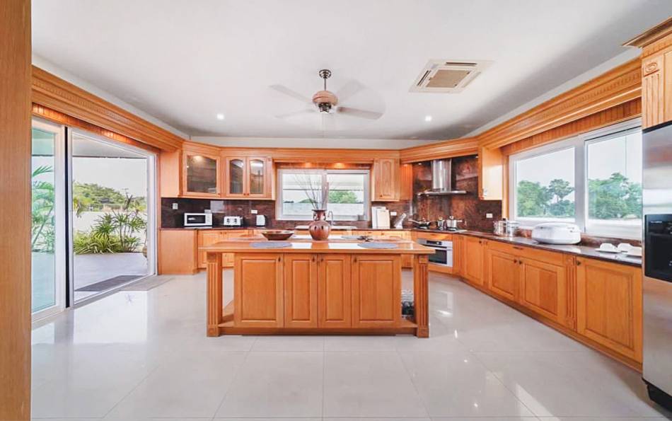 6-bedroom, Pool Villa, Huay Yai, for sale, large land plot, 